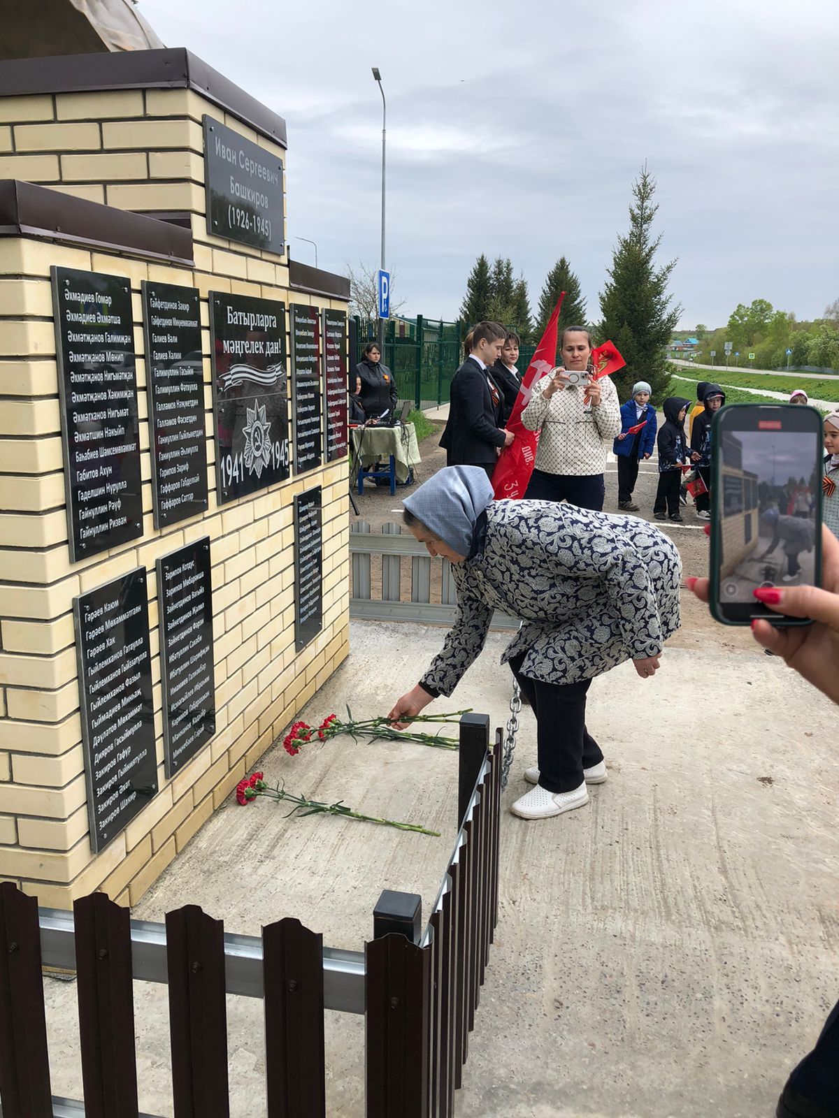 Олы Нырты авыл җирлегендә Җиңү бәйрәменә багышланган митингтан соң тыл ветераннарының өйләренә барып хәлләрен белделәр