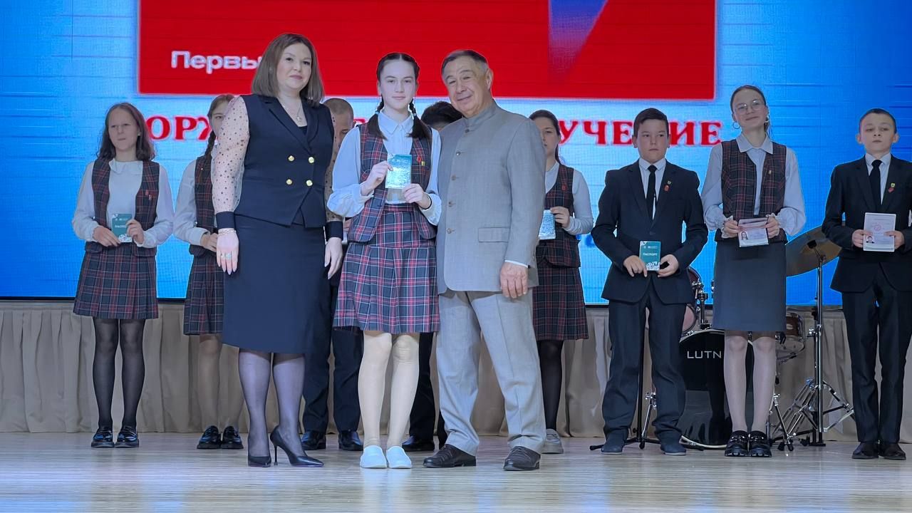 Районыбыз укучыларына тантаналы төстә паспортлар тапшырылды