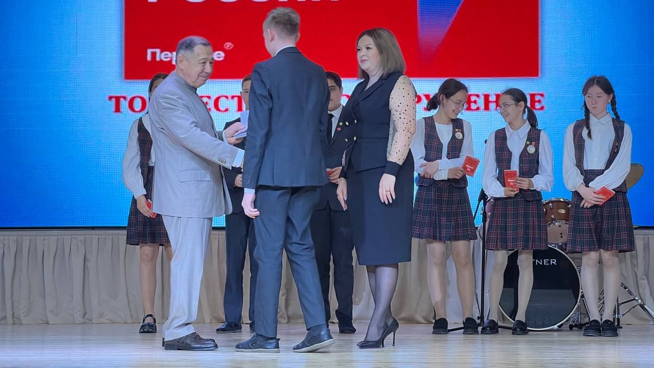 Районыбыз укучыларына тантаналы төстә паспортлар тапшырылды