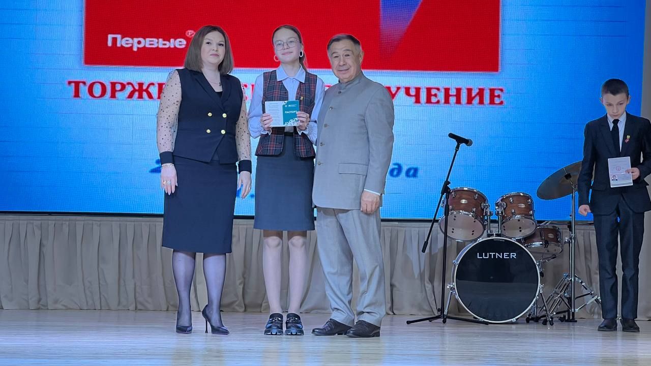 Районыбыз укучыларына тантаналы төстә паспортлар тапшырылды