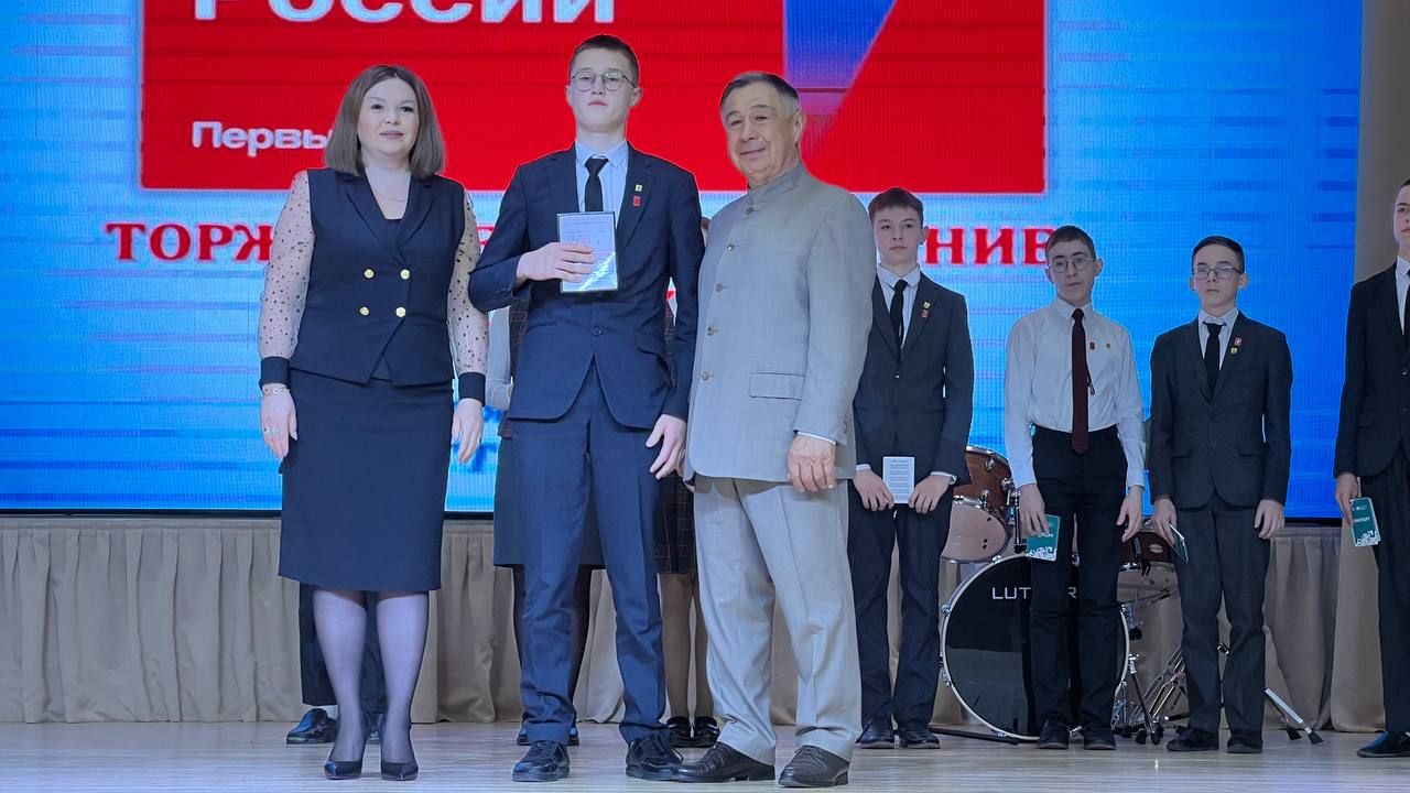 Районыбыз укучыларына тантаналы төстә паспортлар тапшырылды