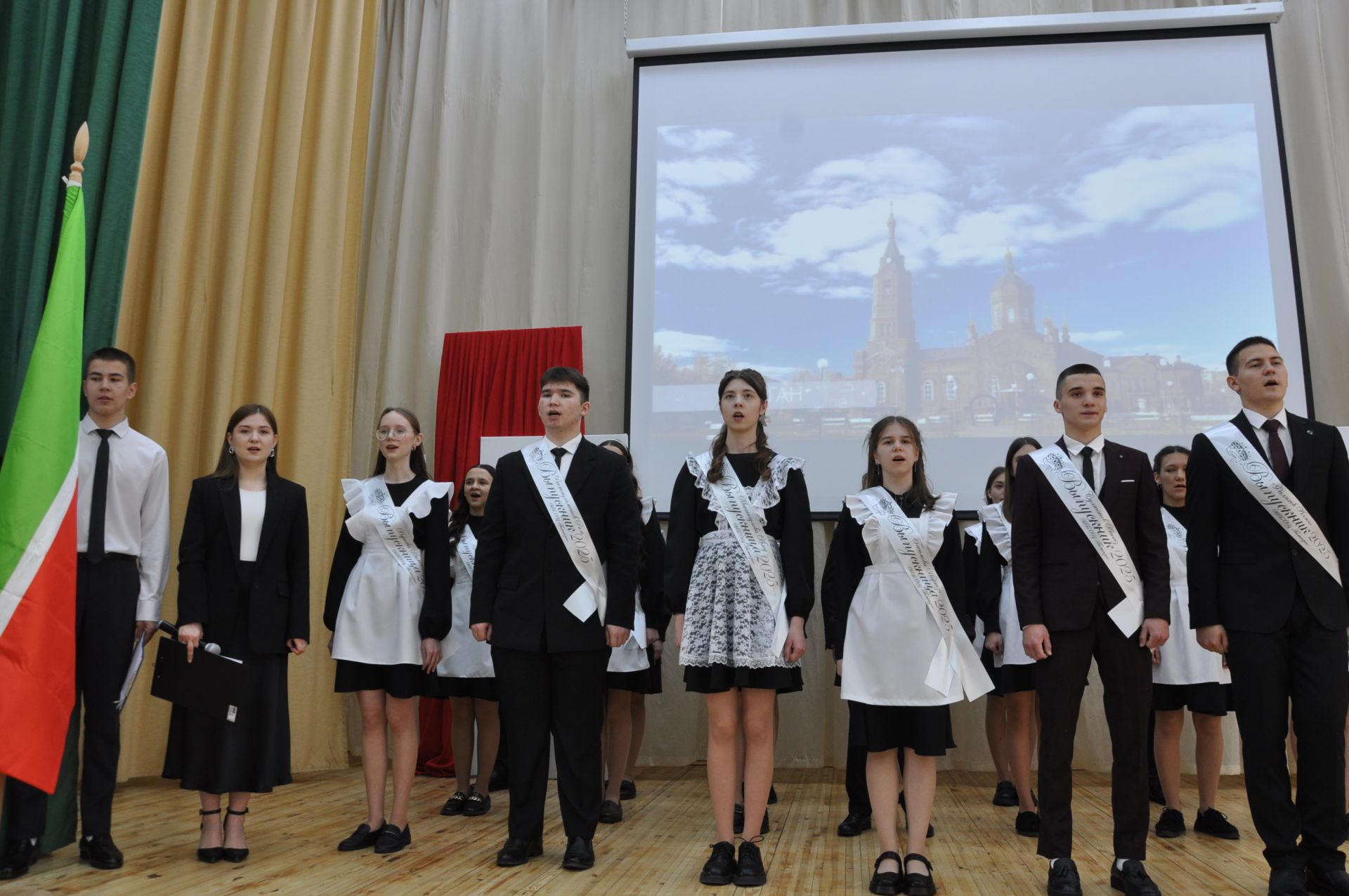 «Соңгы кыңгырау”   – яшьлек,  ак хыяллар, якты киләчәк бәйрәме...