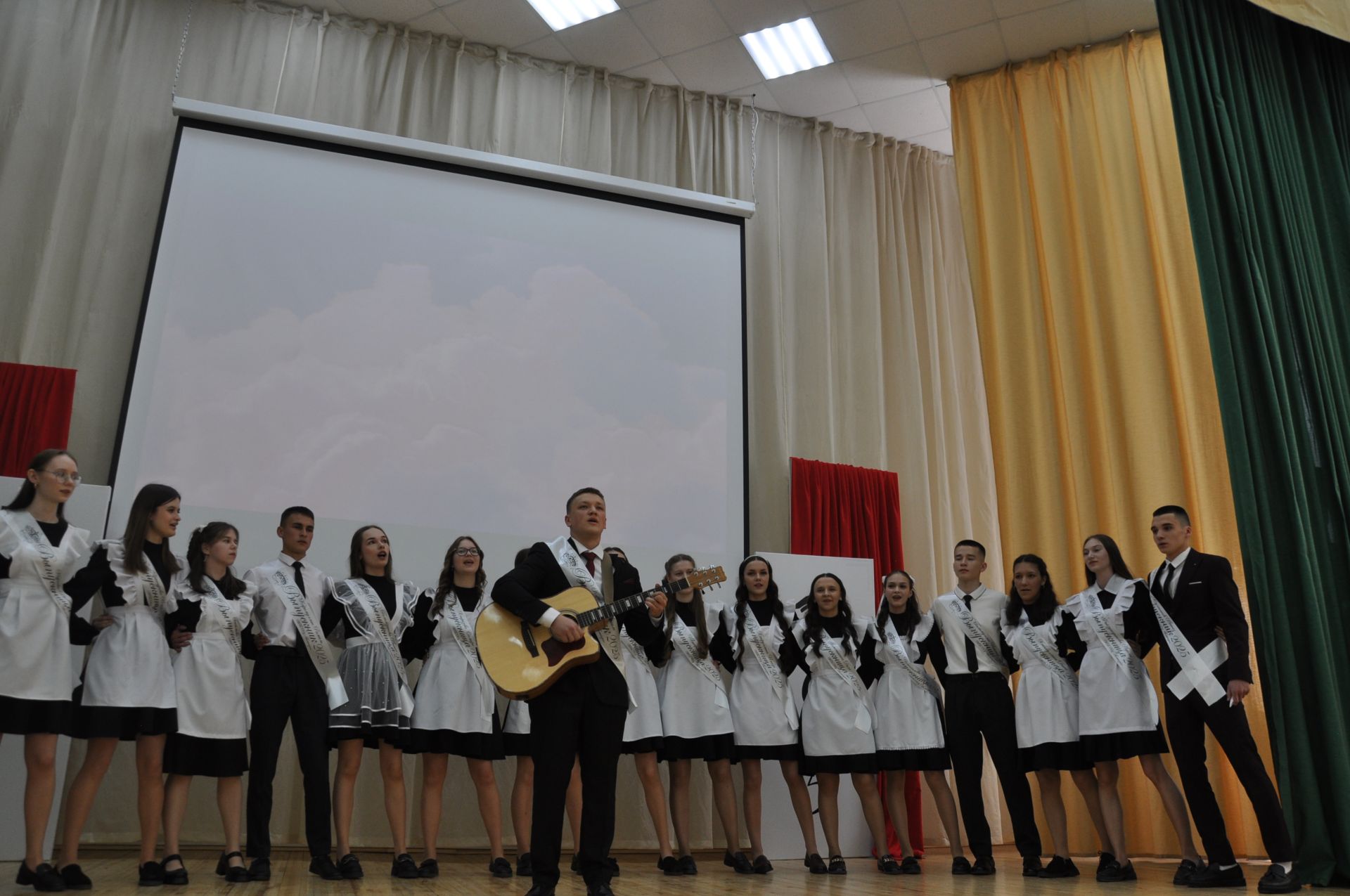 «Соңгы кыңгырау”   – яшьлек,  ак хыяллар, якты киләчәк бәйрәме...