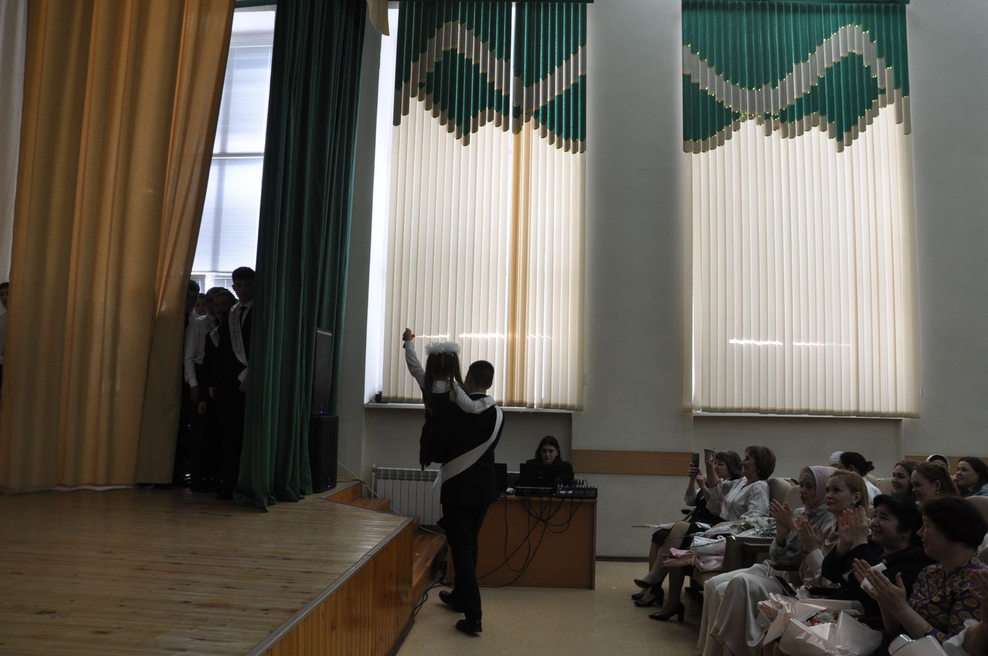 «Соңгы кыңгырау”   – яшьлек,  ак хыяллар, якты киләчәк бәйрәме...