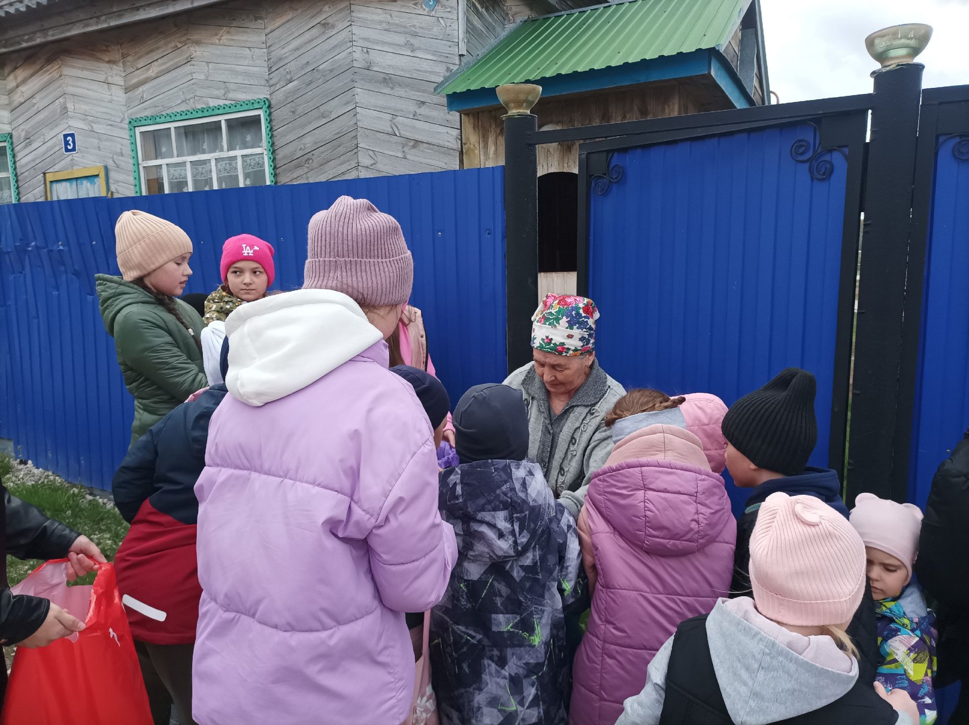 Май бәйрәмендә Тимершык авылында да балалар күчтәнәч җыярга урамнарга чыкты