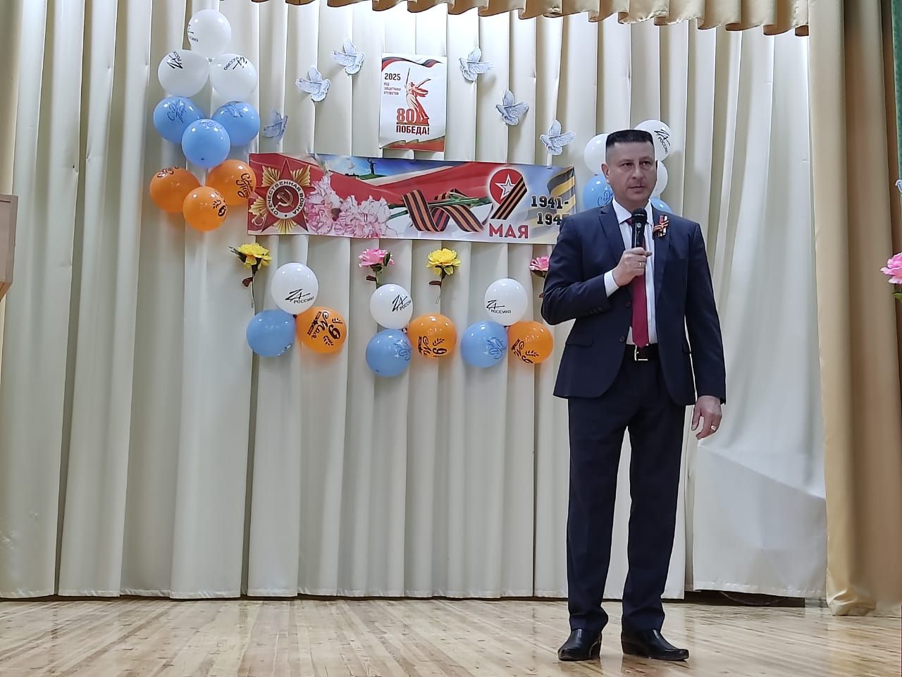 Юлбат авылында Җиңү бәйрәмендә батыр сугышчыларыбыз истәлегенә «Хәтер бакчасы»нда агачлар утырттылар