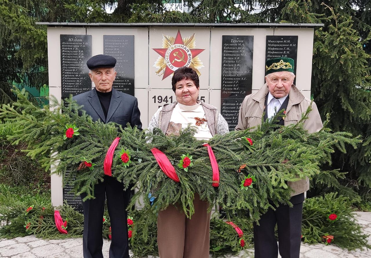 Юлбат авылында Җиңү бәйрәмендә батыр сугышчыларыбыз истәлегенә «Хәтер бакчасы»нда агачлар утырттылар