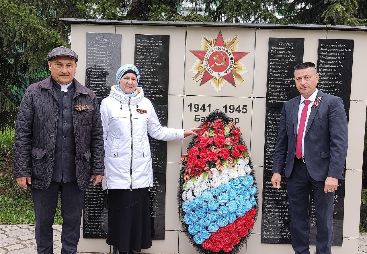 Юлбат авылында Җиңү бәйрәмендә батыр сугышчыларыбыз истәлегенә «Хәтер бакчасы»нда агачлар утырттылар