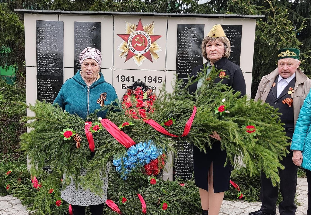 Юлбат авылында Җиңү бәйрәмендә батыр сугышчыларыбыз истәлегенә «Хәтер бакчасы»нда агачлар утырттылар