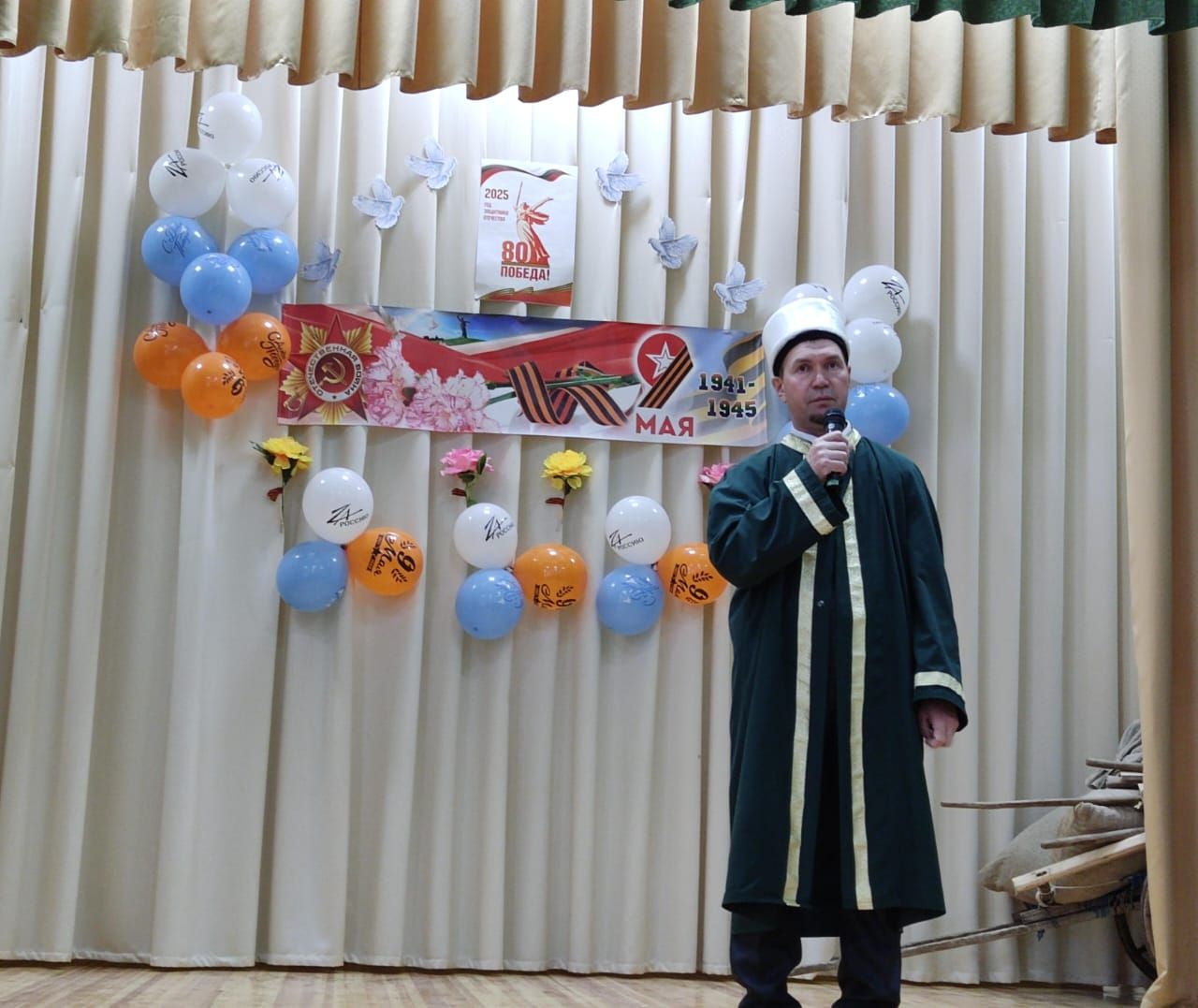 Юлбат авылында Җиңү бәйрәмендә батыр сугышчыларыбыз истәлегенә «Хәтер бакчасы»нда агачлар утырттылар