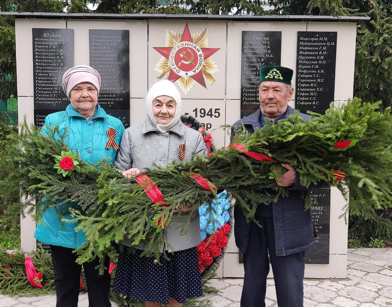 Юлбат авылында Җиңү бәйрәмендә батыр сугышчыларыбыз истәлегенә «Хәтер бакчасы»нда агачлар утырттылар