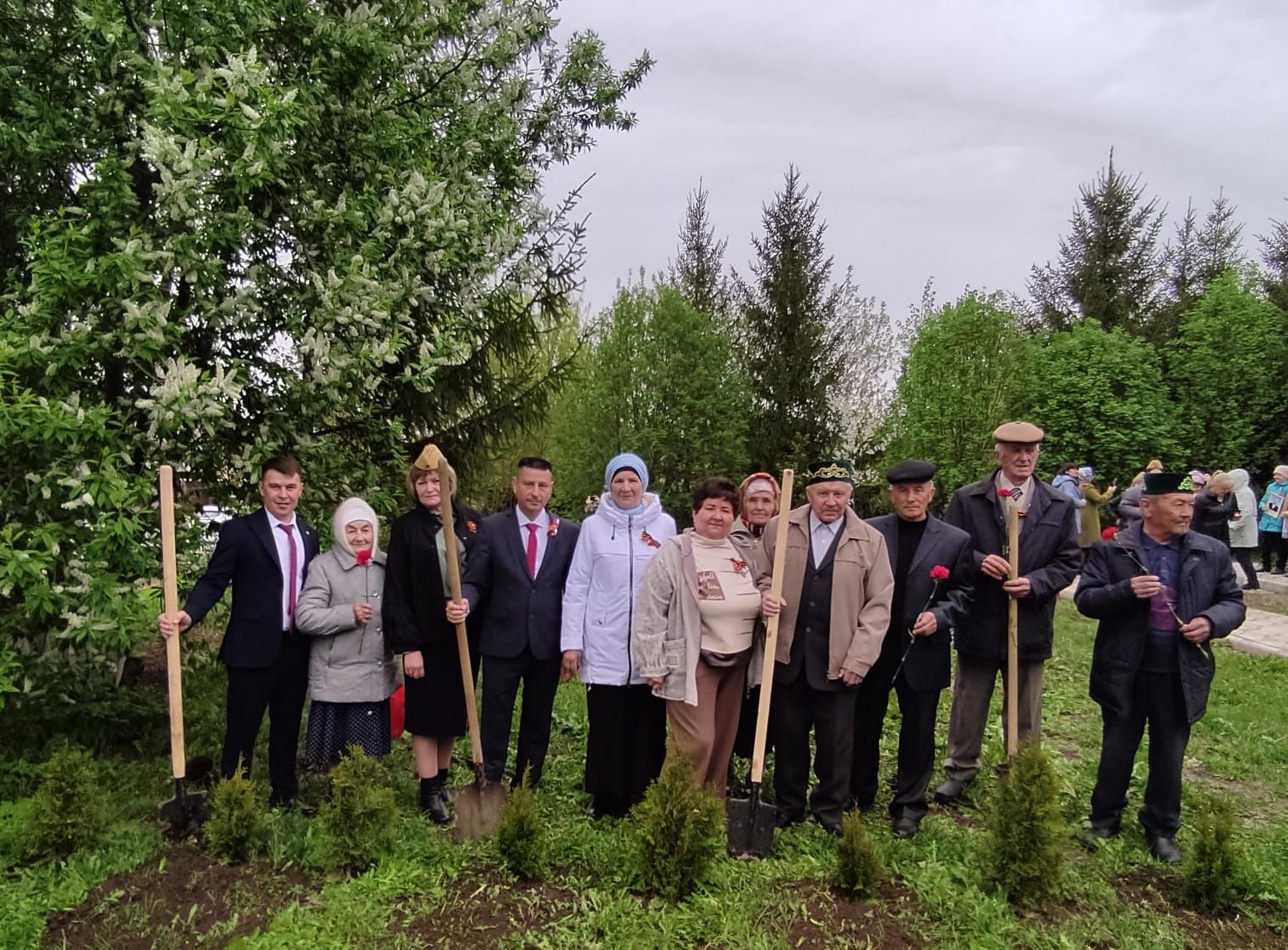 Юлбат авылында Җиңү бәйрәмендә батыр сугышчыларыбыз истәлегенә «Хәтер бакчасы»нда агачлар утырттылар