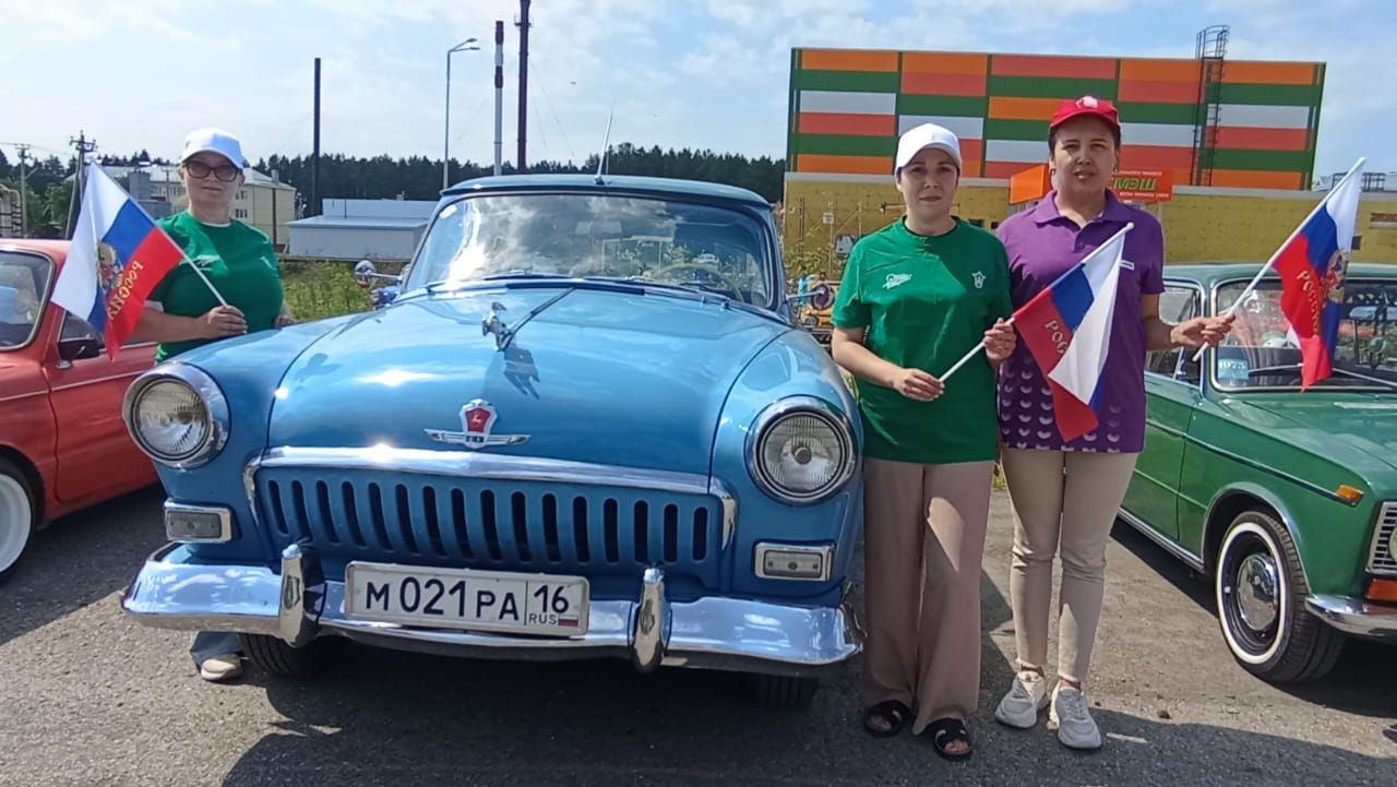 Россия көнен Шәмәрдән авылында ретро автомобильләр узышы белән билгеләп үттеләр