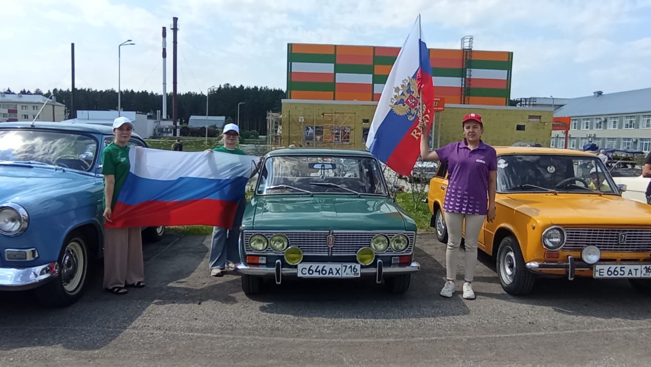 Россия көнен Шәмәрдән авылында ретро автомобильләр узышы белән билгеләп үттеләр