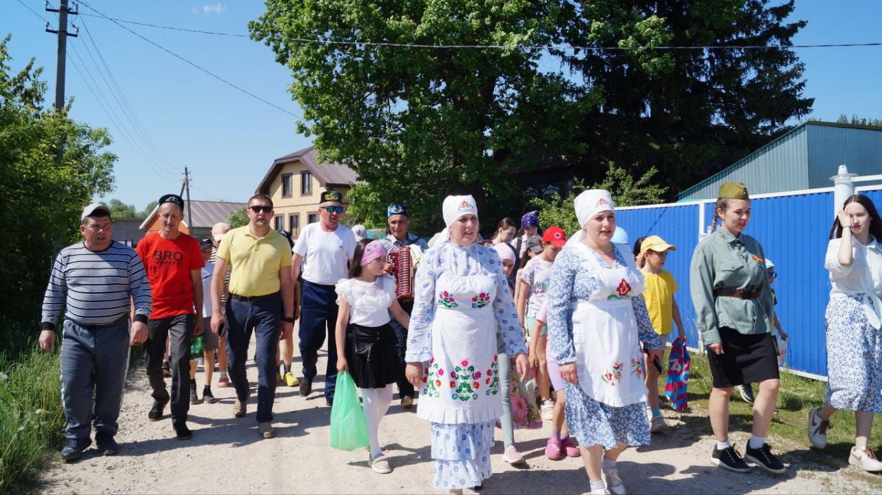 Сәрдә авылында Сабантуйга бирнә җыйганда тыл хезмәтчәннәрен дә бүләкләгәннәр