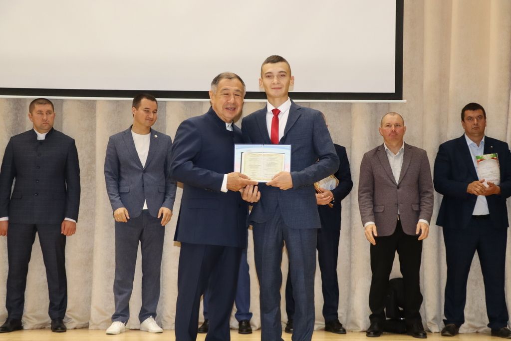 Аграр көллияттә  чыгарылыш: студентлар диплом  алды