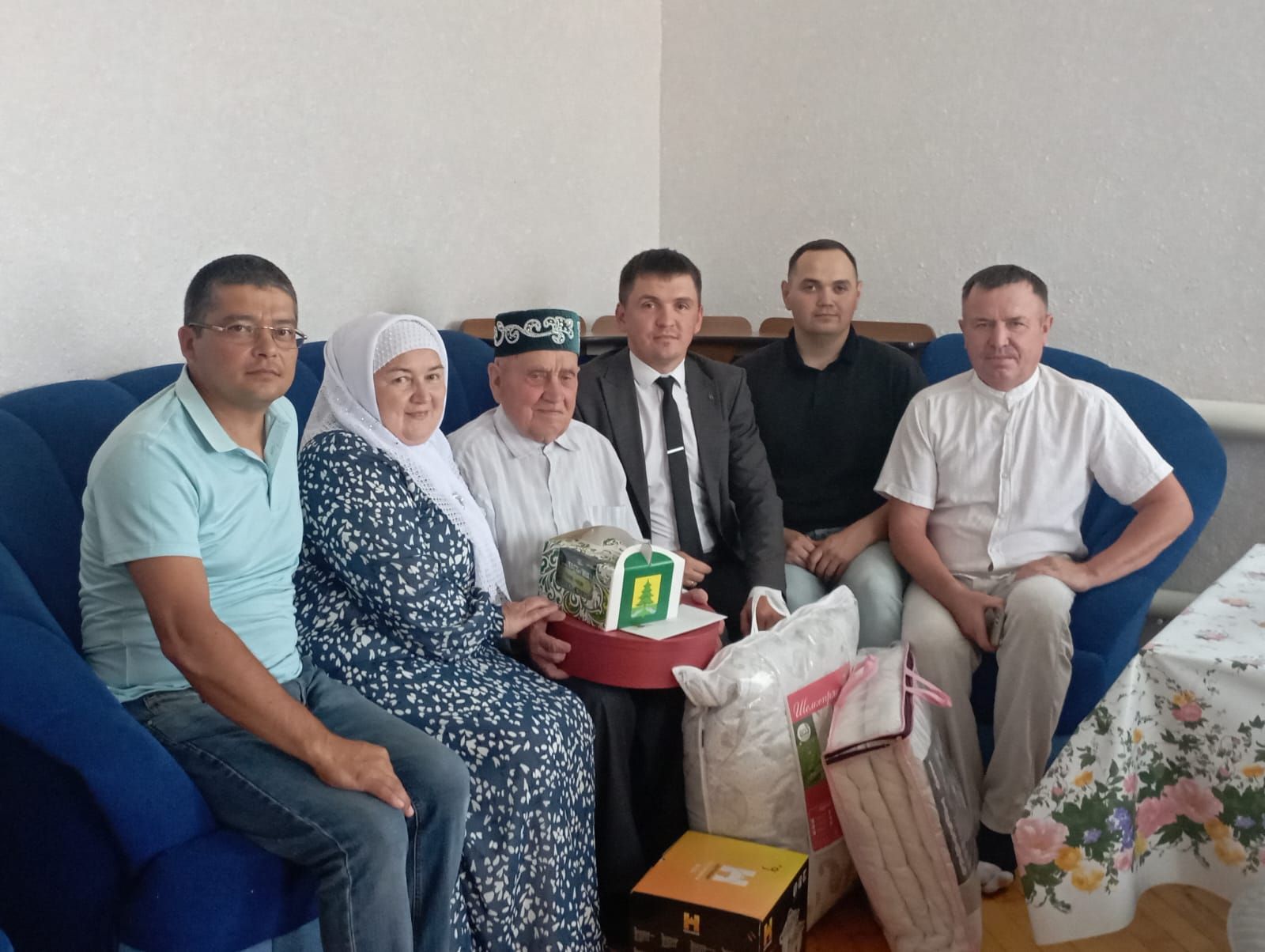Явлаштау авылында яшәүче Зиннур Ярмиевны 90 яшьлек юбилее белән котладылар