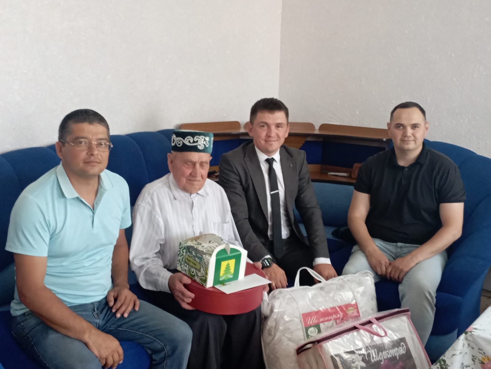 Явлаштау авылында яшәүче Зиннур Ярмиевны 90 яшьлек юбилее белән котладылар