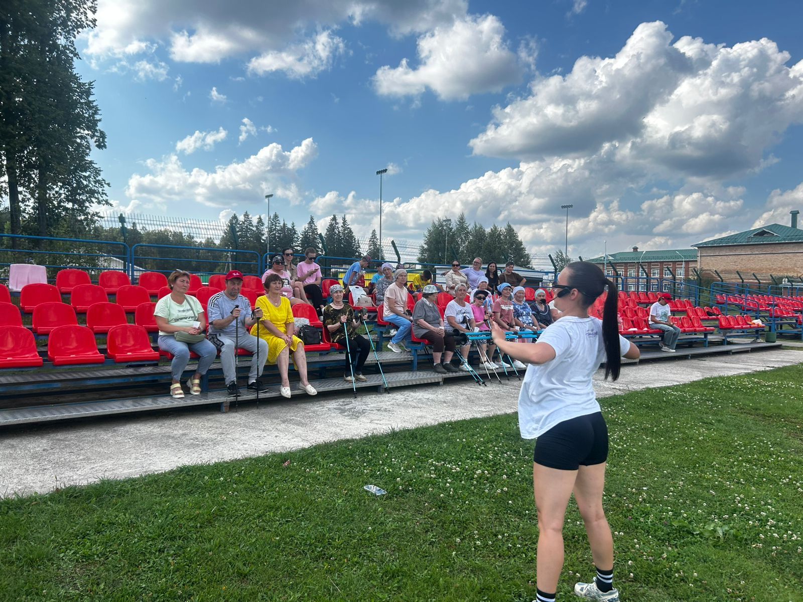 «Яшьлек» яшьләр үзәге белгечләре скандинавия таягы белән йөрү буенча мастер-класс күрсәтте