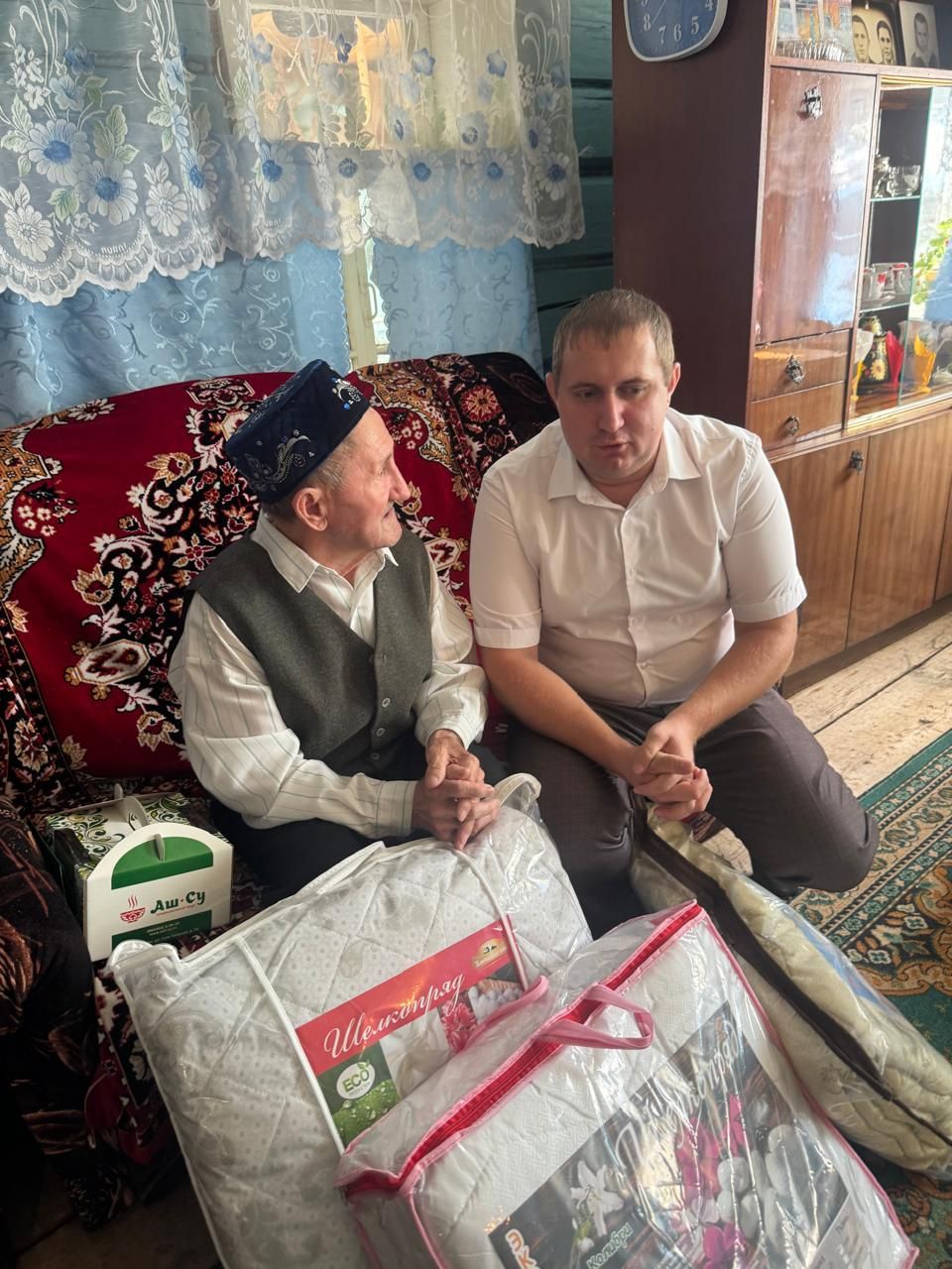 Аккүл Бигәнәй авылында яшәүче Шәкүр ага Нигъмәтҗановны 90 яшьлек юбилее белән котладылар