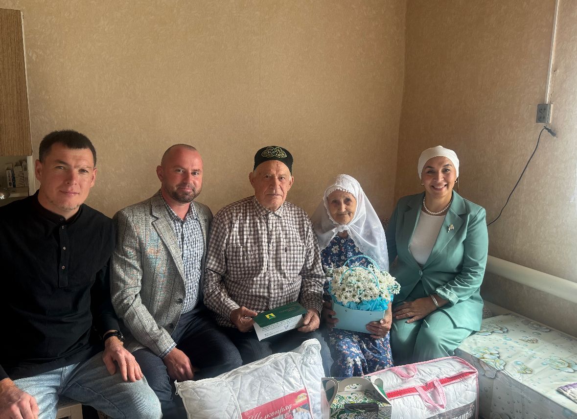 Туктар авылында яшәүче Мөхәмәтдин Ахияровны 90 яше тулган көне белән котладылар
