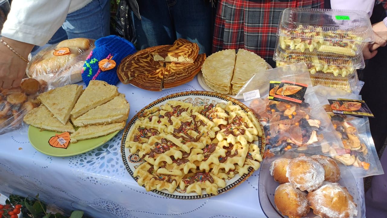 Олы Кибәче урта гомумбелем бирү мәктәбе укучылары махсус хәрби операциядәге ватандашларыбызга ярдәм өчен көзге ярминкә оештырдылар