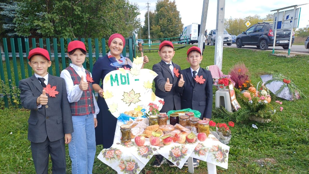 Олы Кибәче урта гомумбелем бирү мәктәбе укучылары махсус хәрби операциядәге ватандашларыбызга ярдәм өчен көзге ярминкә оештырдылар