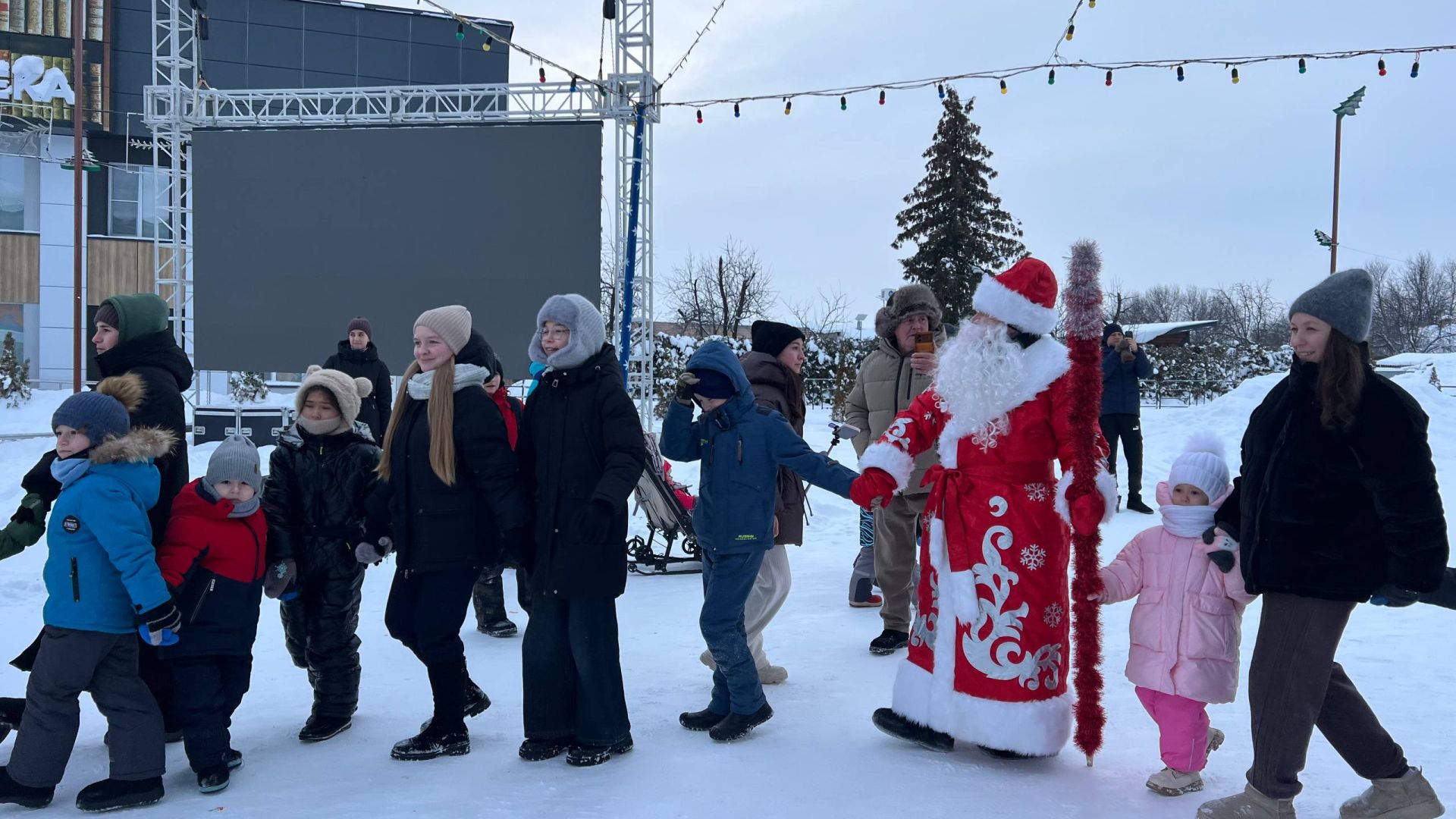 Сабалыларны Үзәк чыршы янында Яңа ел бәйрәме белән Зәринә Хәсәншина котлады (+видео)