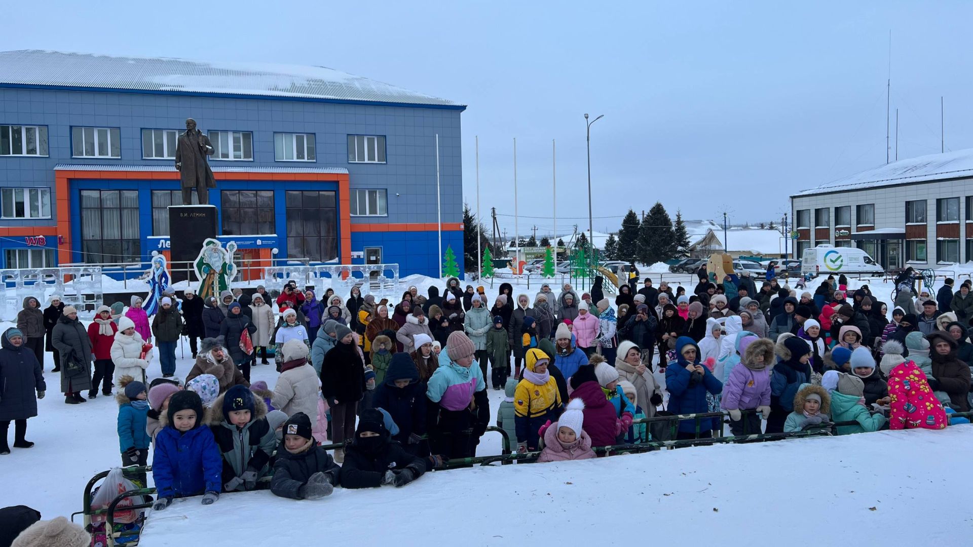 Сабалыларны Үзәк чыршы янында Яңа ел бәйрәме белән Зәринә Хәсәншина котлады (+видео)