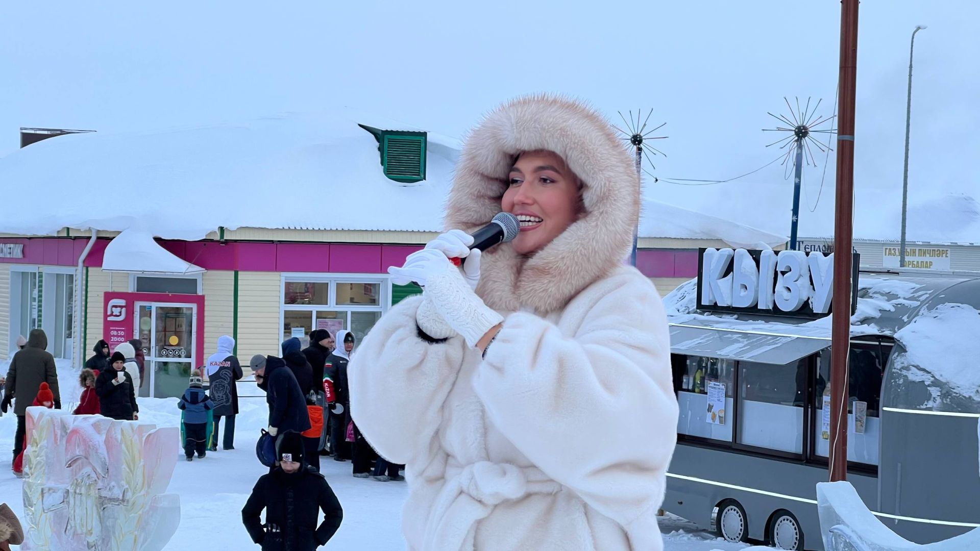 Сабалыларны Үзәк чыршы янында Яңа ел бәйрәме белән Зәринә Хәсәншина котлады (+видео)