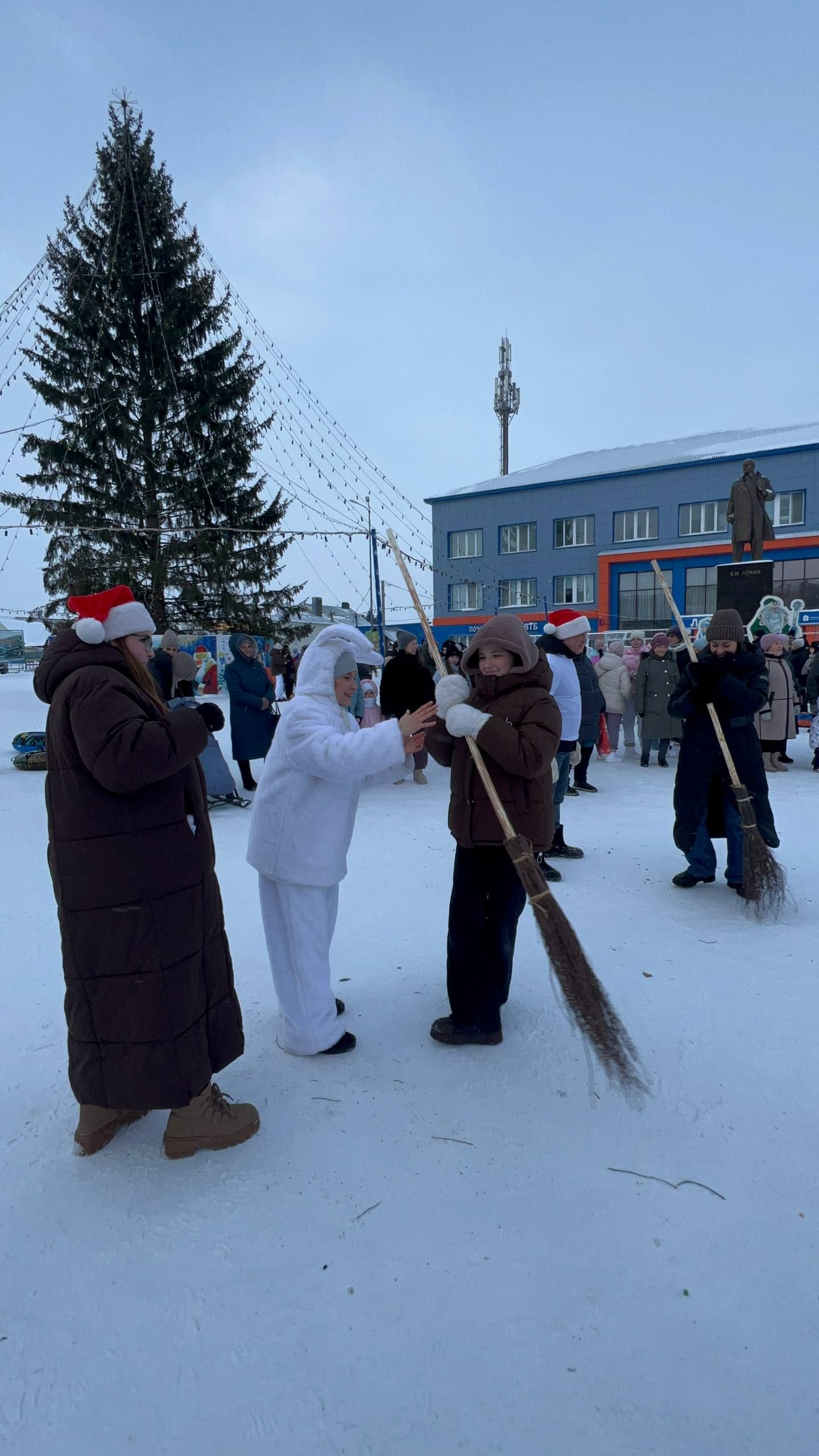 Сабалыларны Үзәк чыршы янында Яңа ел бәйрәме белән Зәринә Хәсәншина котлады (+видео)