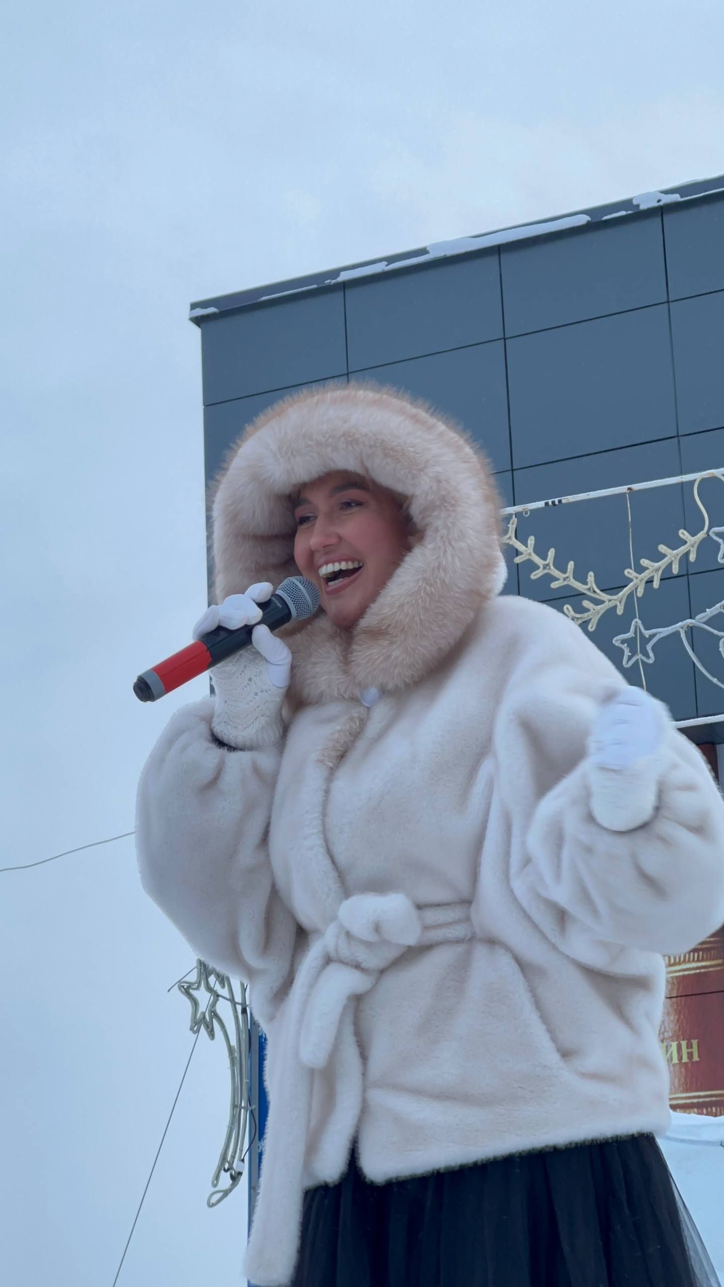 Сабалыларны Үзәк чыршы янында Яңа ел бәйрәме белән Зәринә Хәсәншина котлады (+видео)