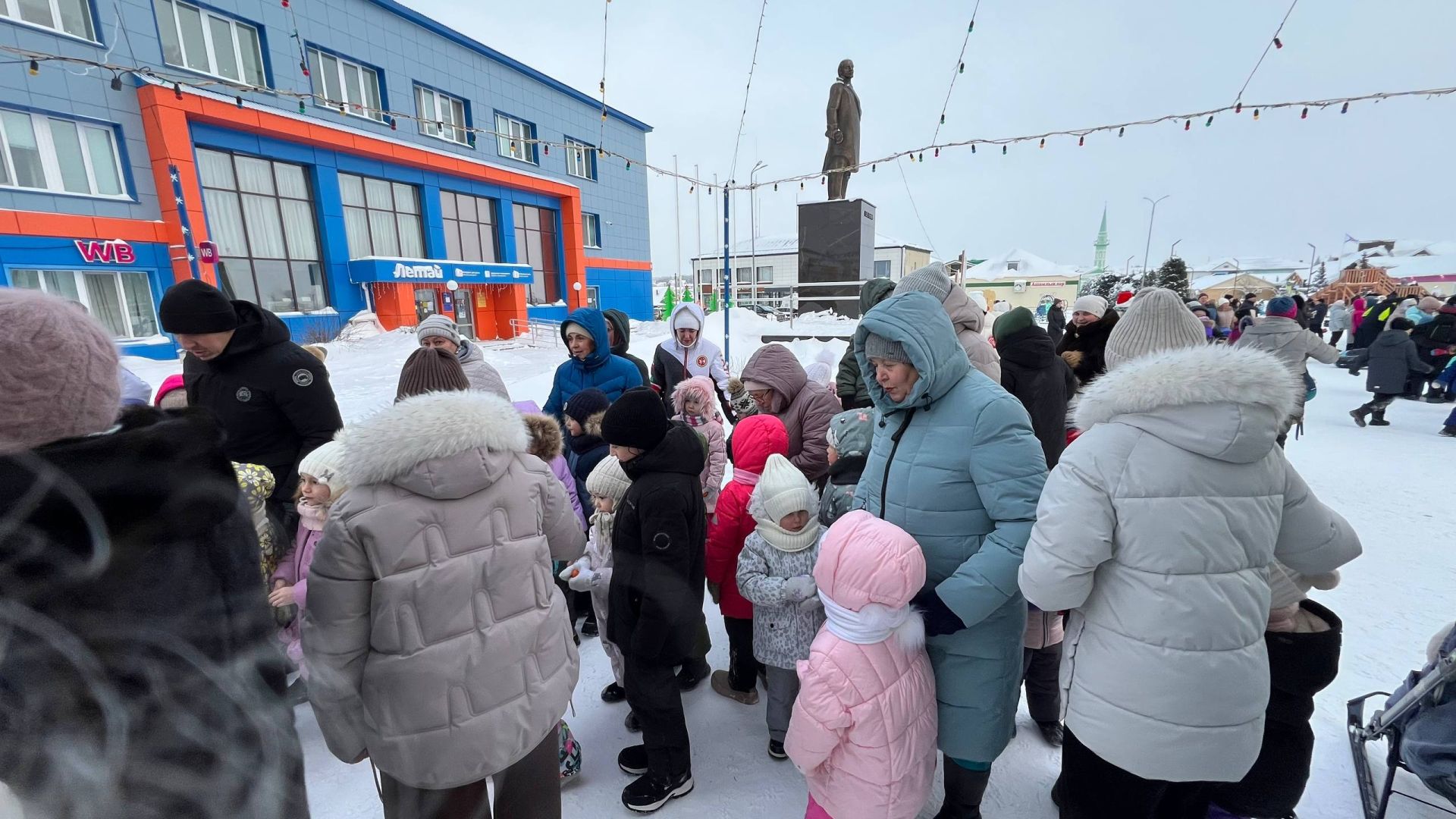 Сабалыларны Үзәк чыршы янында Яңа ел бәйрәме белән Зәринә Хәсәншина котлады (+видео)