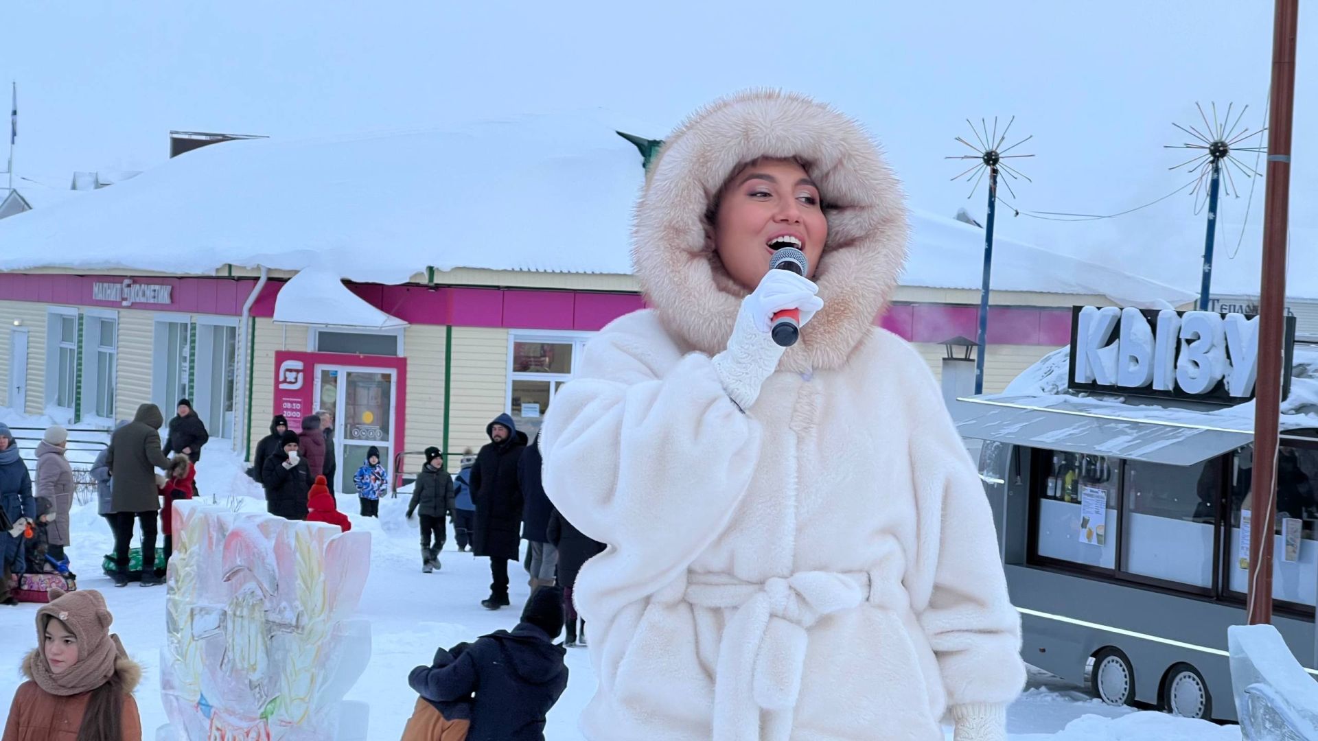 Сабалыларны Үзәк чыршы янында Яңа ел бәйрәме белән Зәринә Хәсәншина котлады (+видео)