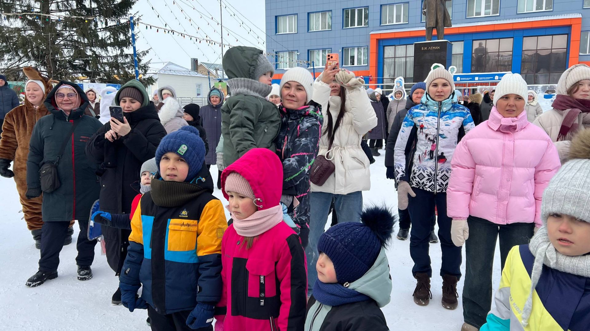 Сабалыларны Үзәк чыршы янында Яңа ел бәйрәме белән Зәринә Хәсәншина котлады (+видео)