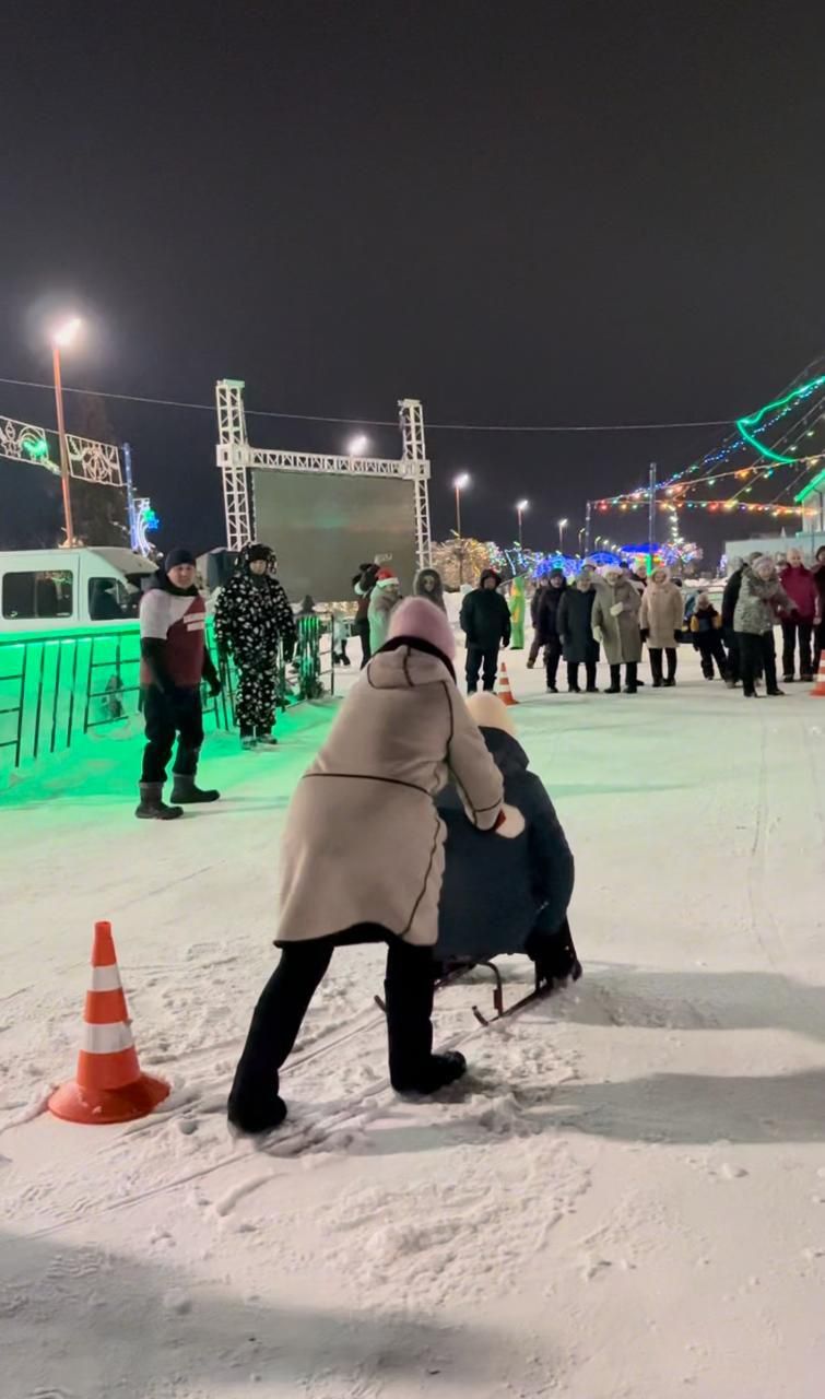 Кичә Төп чыршы мәйданын Саба күптармаклы җитештерү предприятиесе хезмәткәрләре гөрләтте