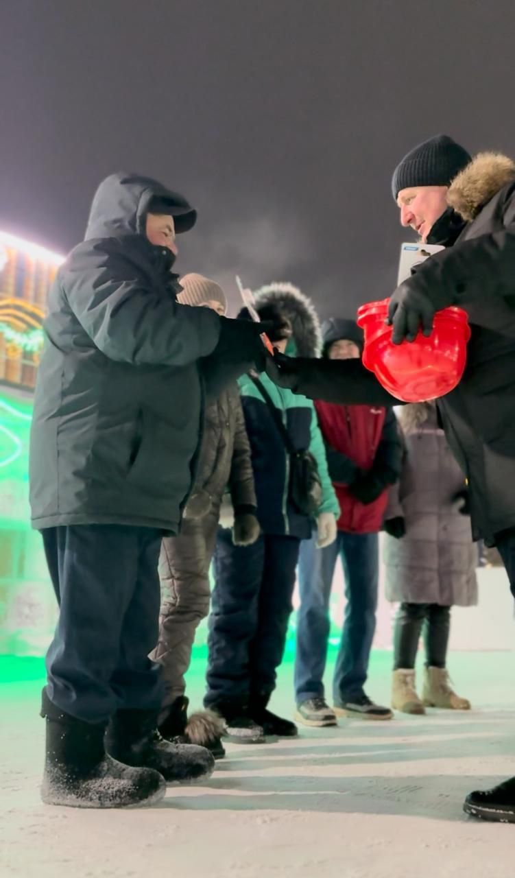 Кичә Төп чыршы мәйданын Саба күптармаклы җитештерү предприятиесе хезмәткәрләре гөрләтте
