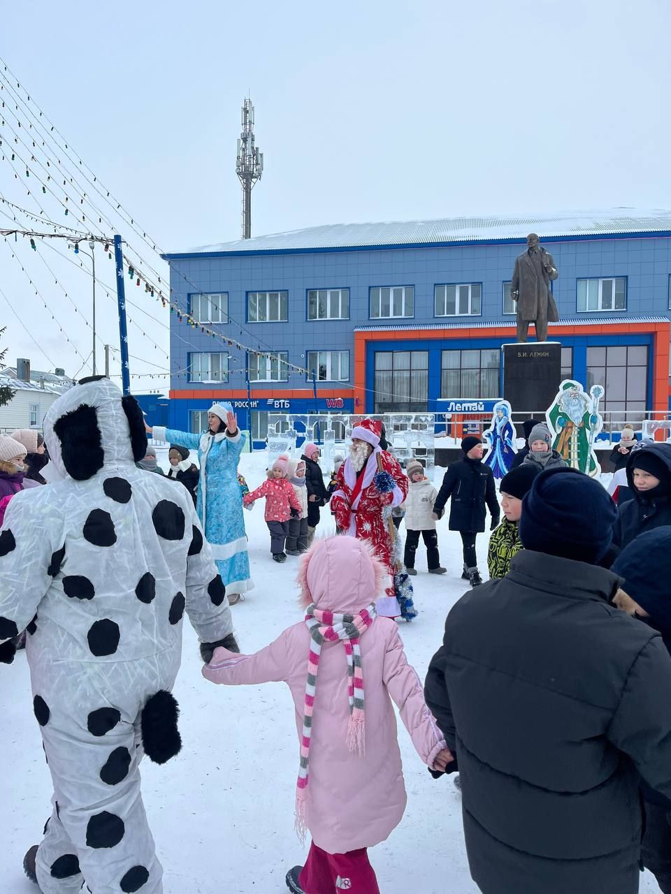 Үзәк мәйданда Мамалай һәм Бигәнәй авыллары мәдәният хезмәткәрләре  балалар өчен күңелле ял тамашасы  һәм кызыклы уеннар бүләк иттеләр
