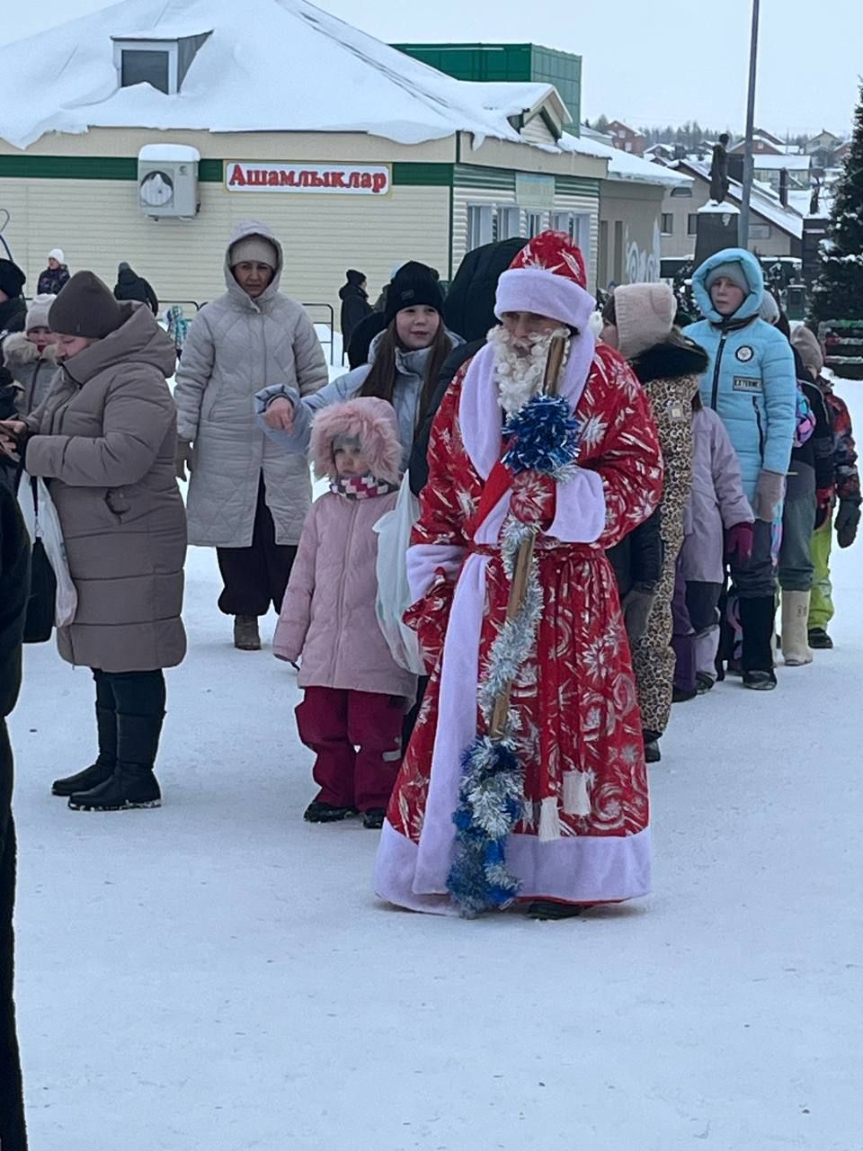 Үзәк мәйданда Мамалай һәм Бигәнәй авыллары мәдәният хезмәткәрләре  балалар өчен күңелле ял тамашасы  һәм кызыклы уеннар бүләк иттеләр