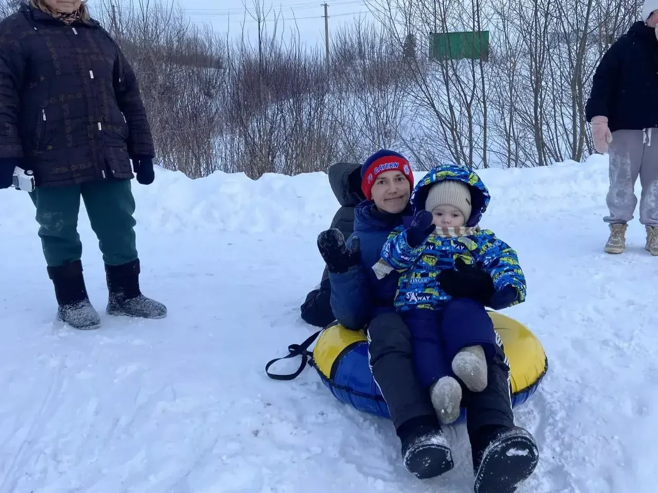 Балалар әти-әниләре белән  чана шуа...