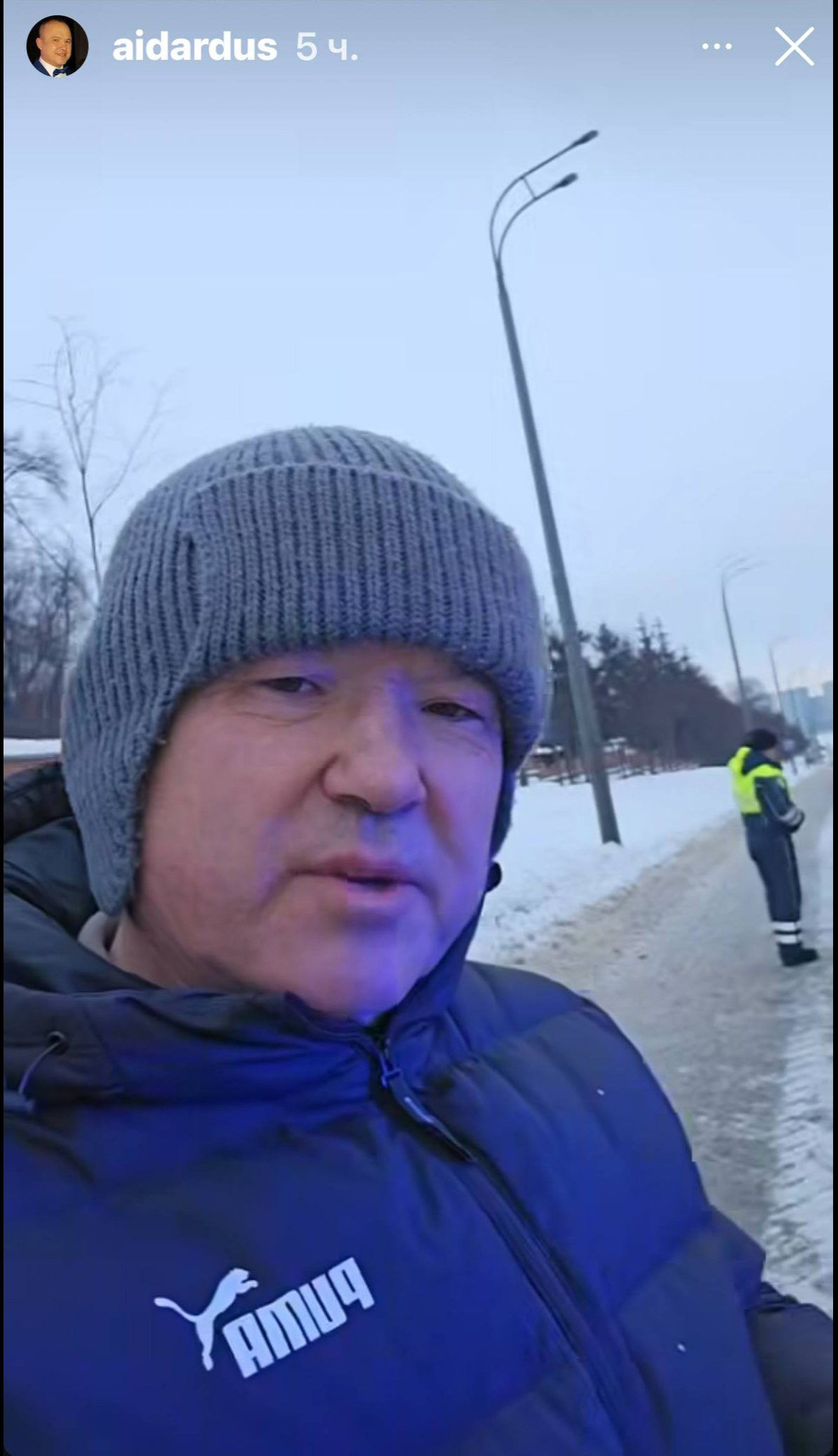 Автор-башкаручы Айдар Тимербаев Казан урамында  машина юлында яткан кешегә ярдәм иткән