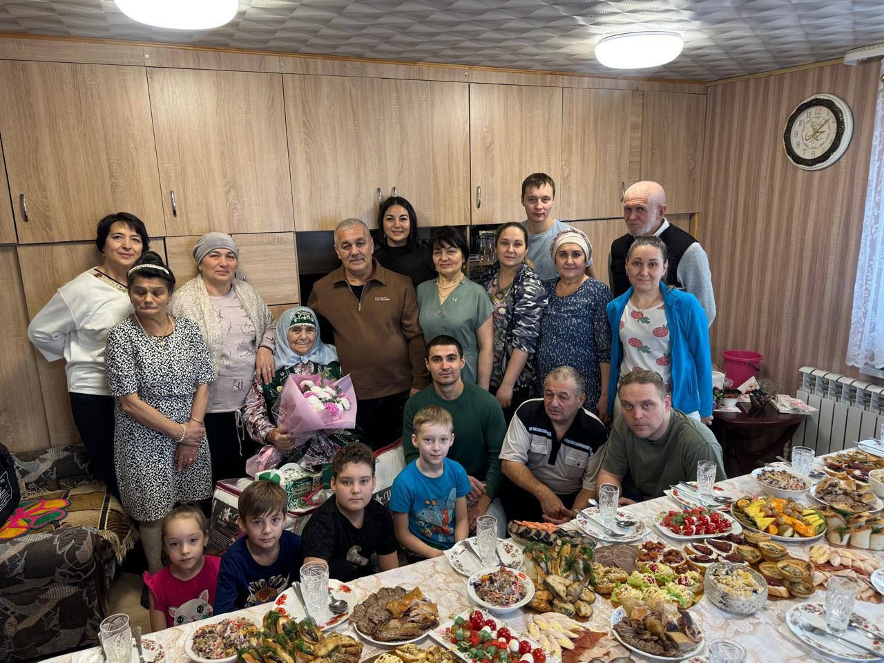 Иске Мичәннең  Ак әбисе Әлфия Латыйпованы туган көне белән котладылар