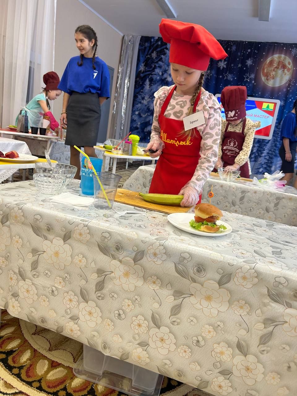 Бакча балалары пешекче һәм кондитер булырга өйрәнә