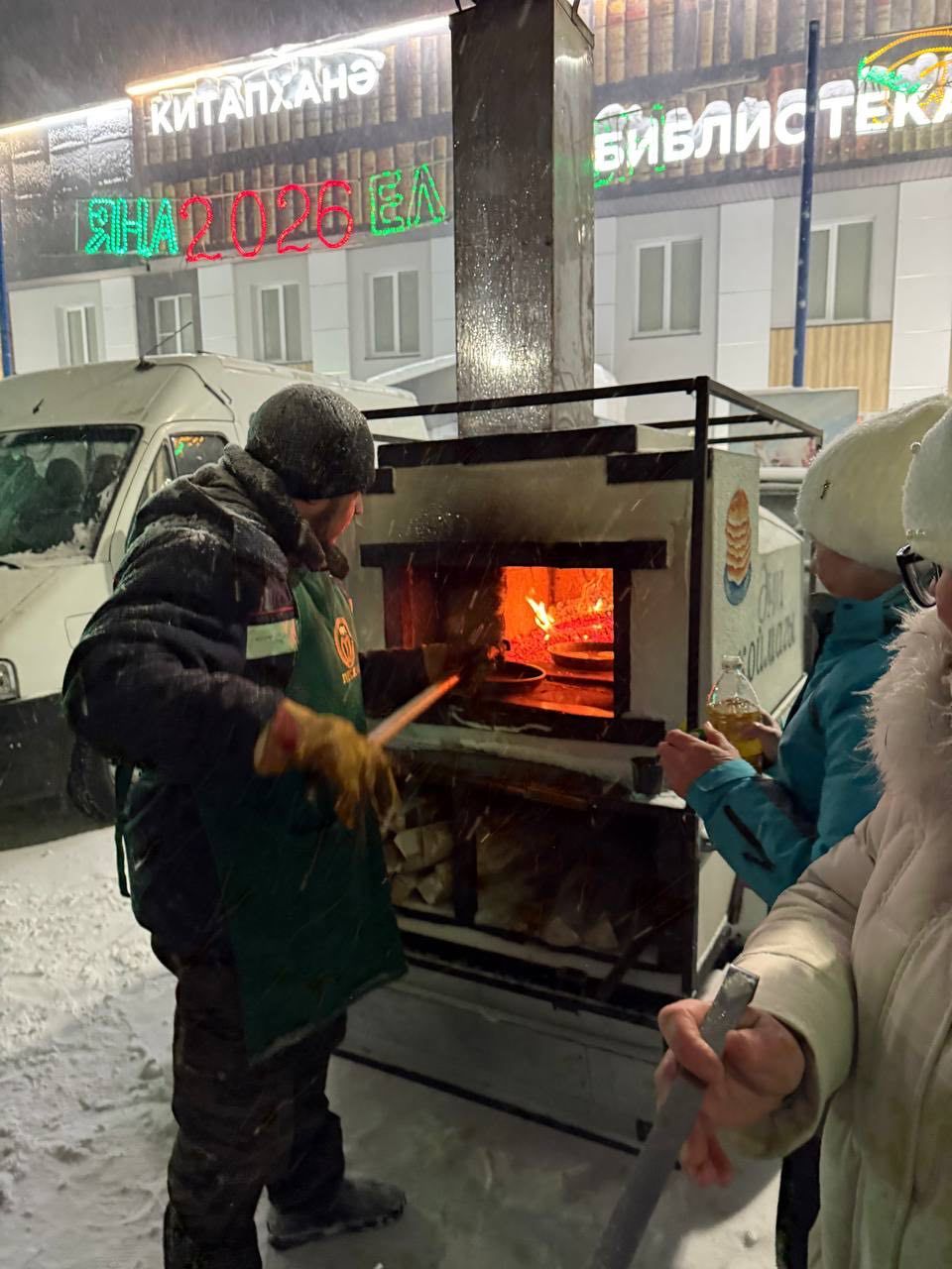 Саба юл идарәсе хезмәткәрләре Төп чыршы янында узган бәйрәмдә халыкны кайнар коймак белән сыйладылар
