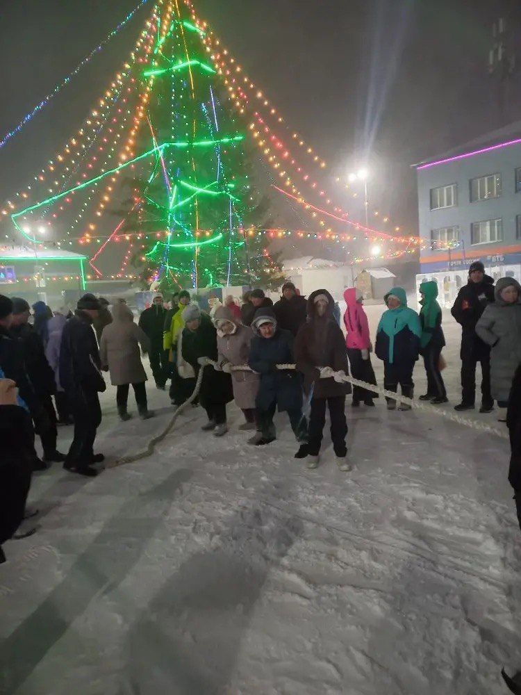Саба юл идарәсе хезмәткәрләре Төп чыршы янында узган бәйрәмдә халыкны кайнар коймак белән сыйладылар
