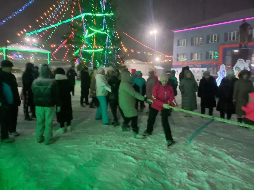Саба юл идарәсе хезмәткәрләре Төп чыршы янында узган бәйрәмдә халыкны кайнар коймак белән сыйладылар