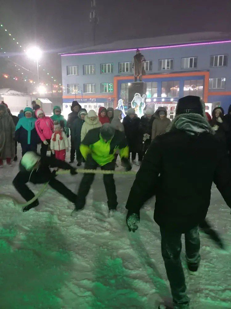 Саба юл идарәсе хезмәткәрләре Төп чыршы янында узган бәйрәмдә халыкны кайнар коймак белән сыйладылар