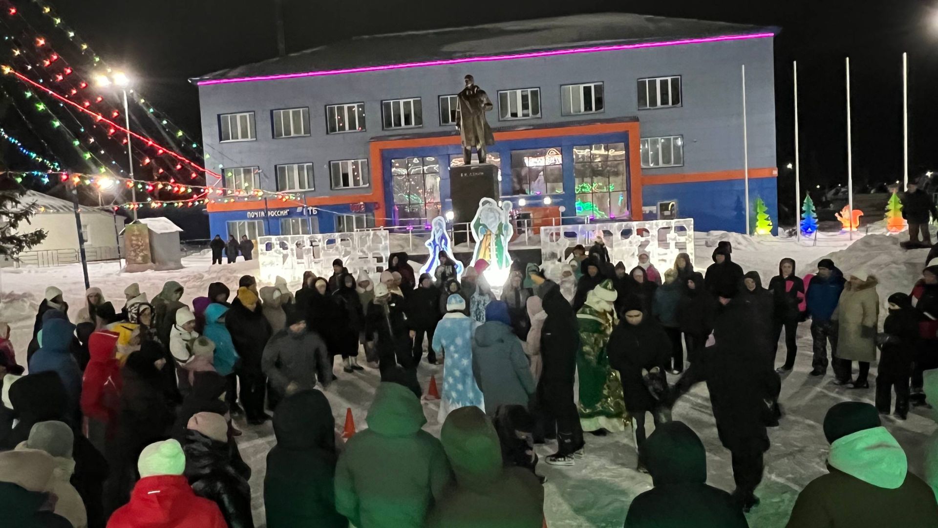 Төп чыршы янында «Сабагаз» идарәсе хезмәткәрләре оештырган бәйрәм чарасында бүген дә халык рәхәтләнеп күңел ачты (+видео)