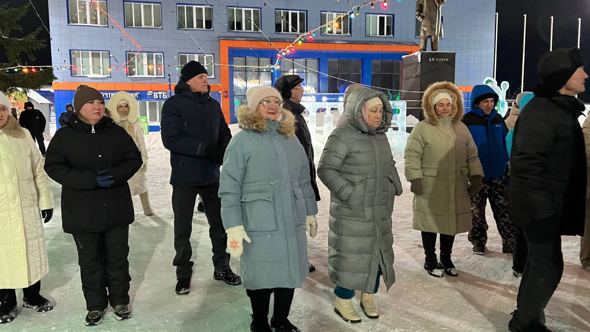 Төп чыршы янында «Сабагаз» идарәсе хезмәткәрләре оештырган бәйрәм чарасында бүген дә халык рәхәтләнеп күңел ачты (+видео)