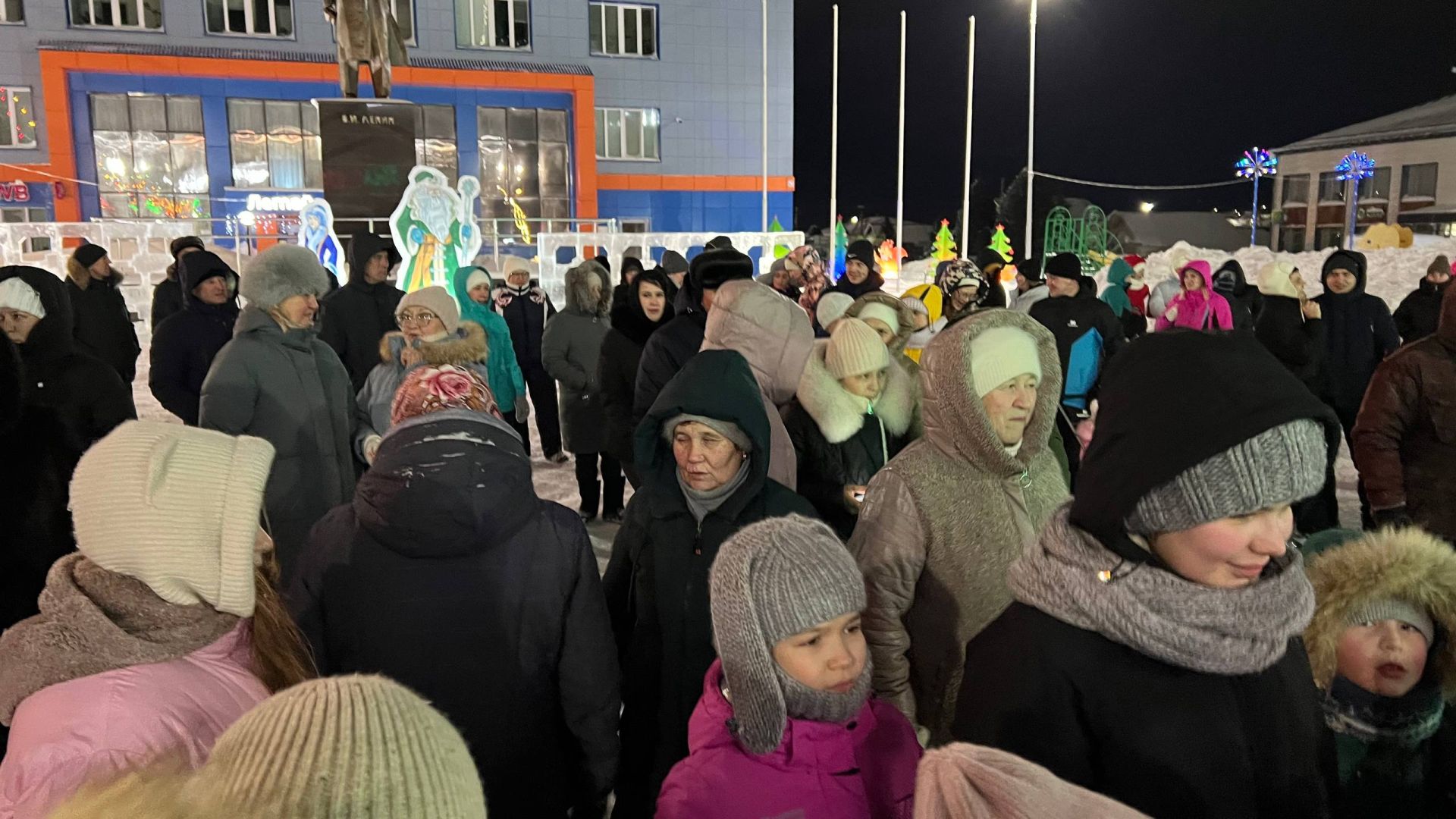 Төп чыршы янында «Сабагаз» идарәсе хезмәткәрләре оештырган бәйрәм чарасында бүген дә халык рәхәтләнеп күңел ачты (+видео)